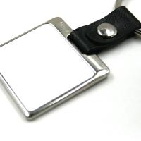 Porte-clés métallique avec bracelet en cuir