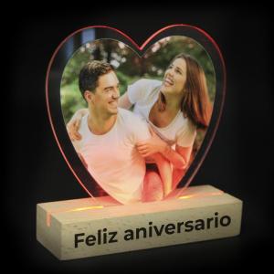 Portafotos de metacrilato + base de madera con luz (corazón) 2