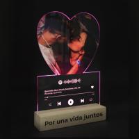 Portafotos de metacrilato + base de madera con luz (corazón con rectángulo)