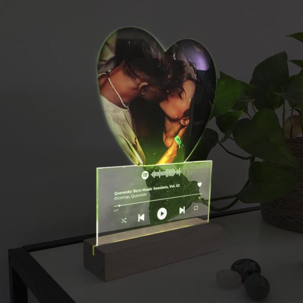 Portafotos de metacrilato + base de madera con luz (corazón con rectángulo)