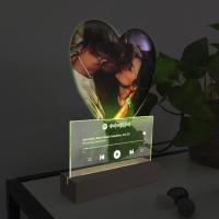 Portafotos de metacrilato + base de madera con luz (corazón con rectángulo)