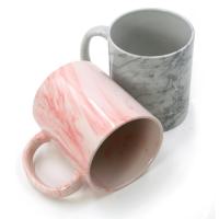 Mug en céramique effet marbre