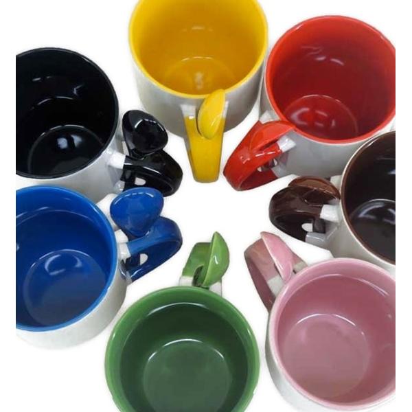 Tazas de color con cuchara
