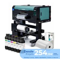 Pack Stampante UV-DTF Texture InkOne UM4 con inchiostri flessibili, vernice e film TPU bianco.