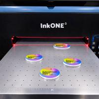 Stampante flatbed UV InkOne VM5 con piano aspirante a vuoto