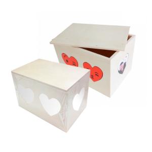 Boîtes en bois avec coeurs
