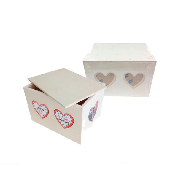 Cajas de madera con corazones